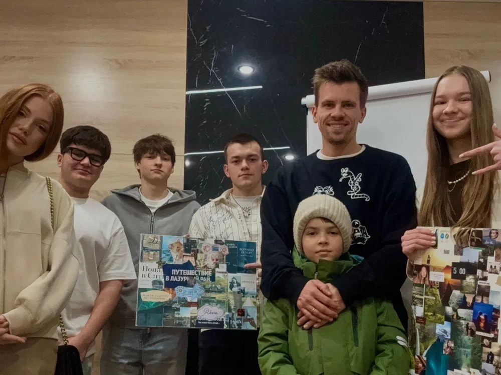 Участники клуба «Рост» со своими досками желаний после встречи