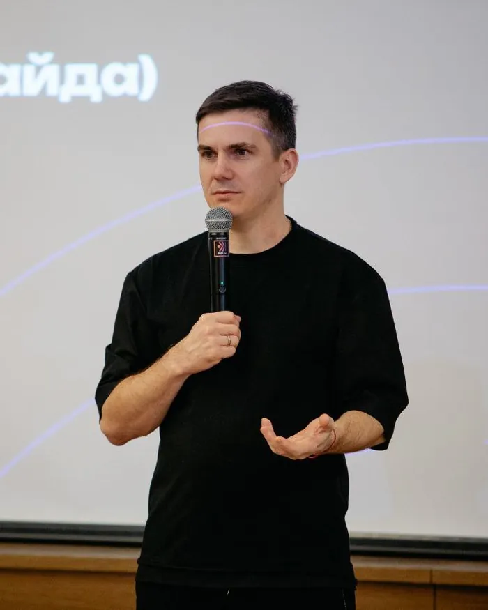 Михаил Мартынов выступает на встрече клуба