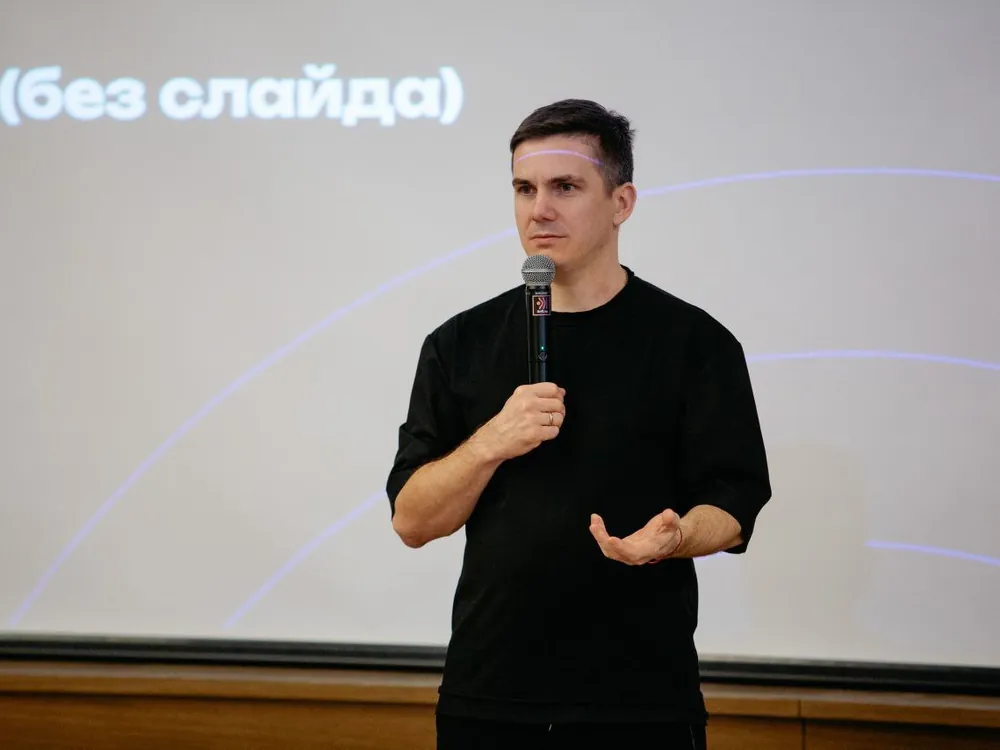 Спикер отвечает на вопросы участников на встрече клуба